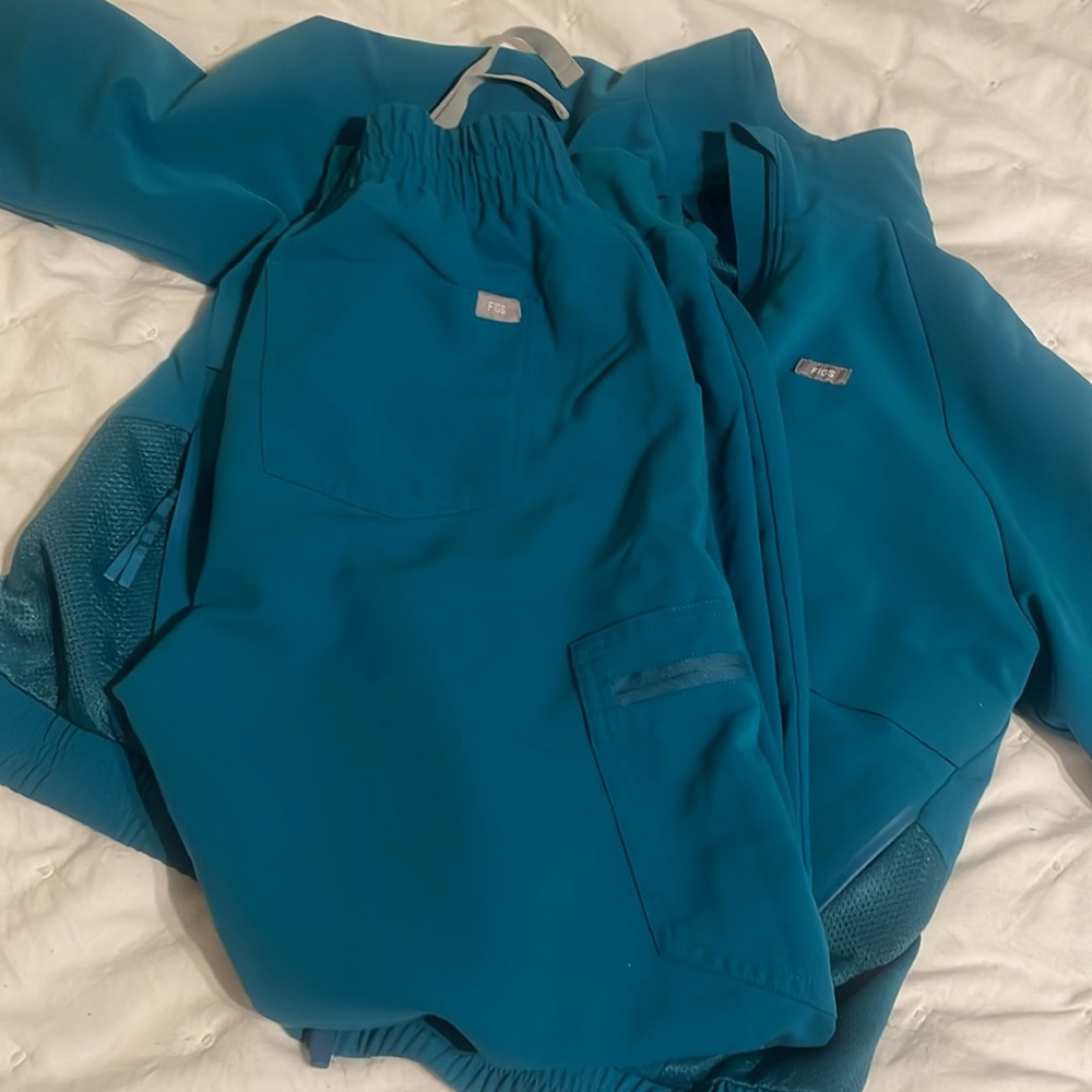 Figs Sydney Scrub Jacket XS Pacific Blue and scrub pants xs fits small